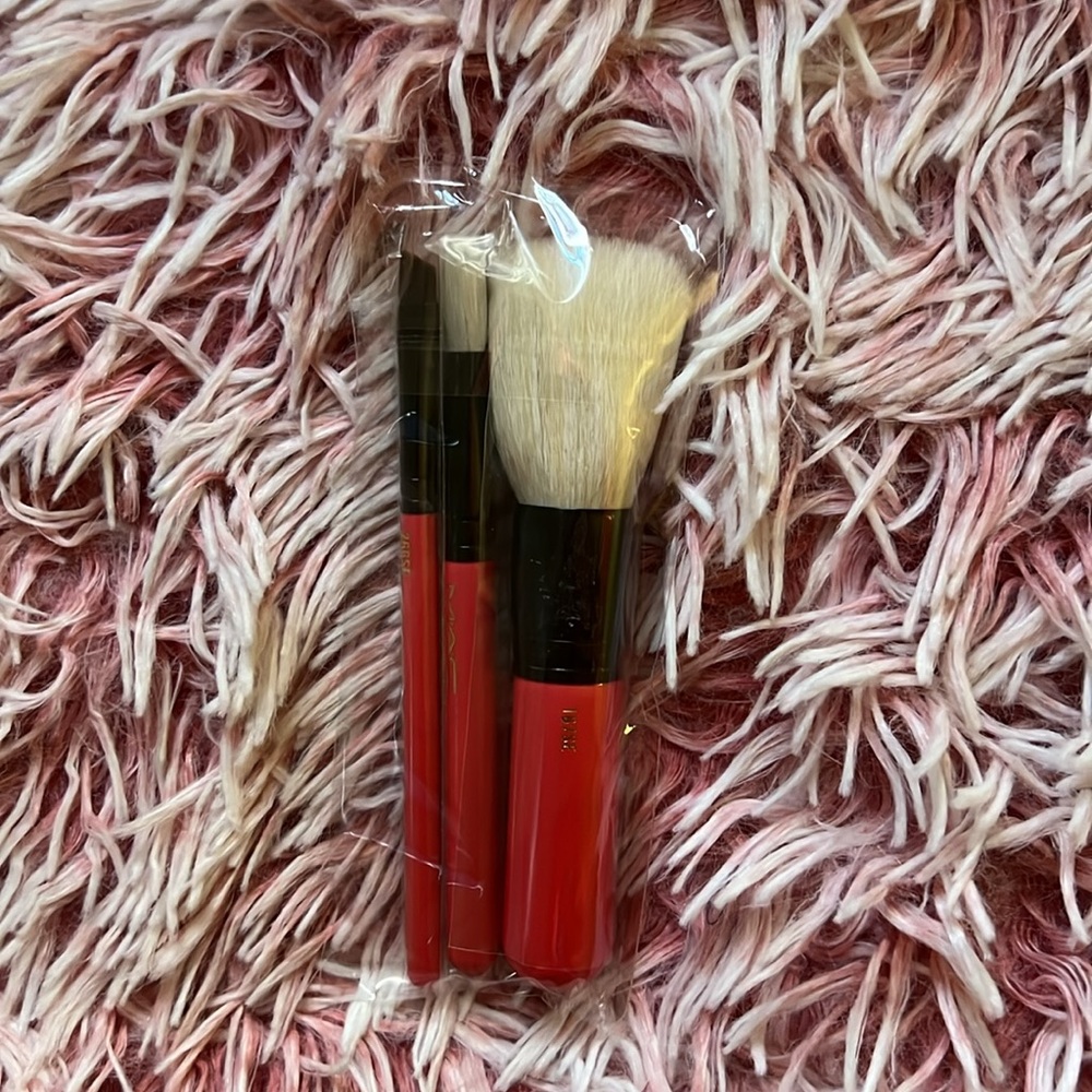 MAC Nutcracker Sweet Essential Brush Kit Holiday Collection Case Box - Picture 2 of 7